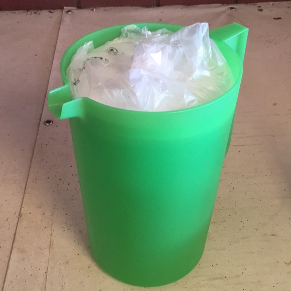 Tupperware pitcher - Picture 3 of 3